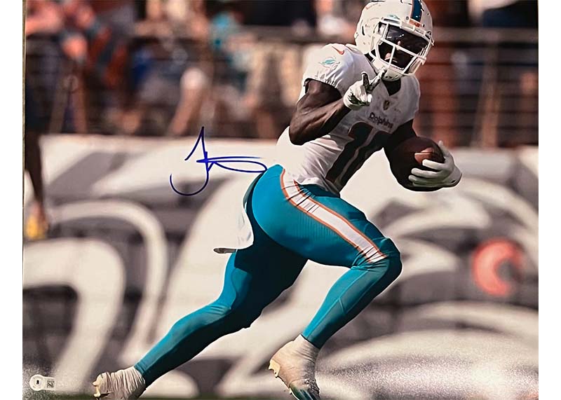 Tyreek Hill Signed Miami Dolphins 16x20 Photo (Beckett)
