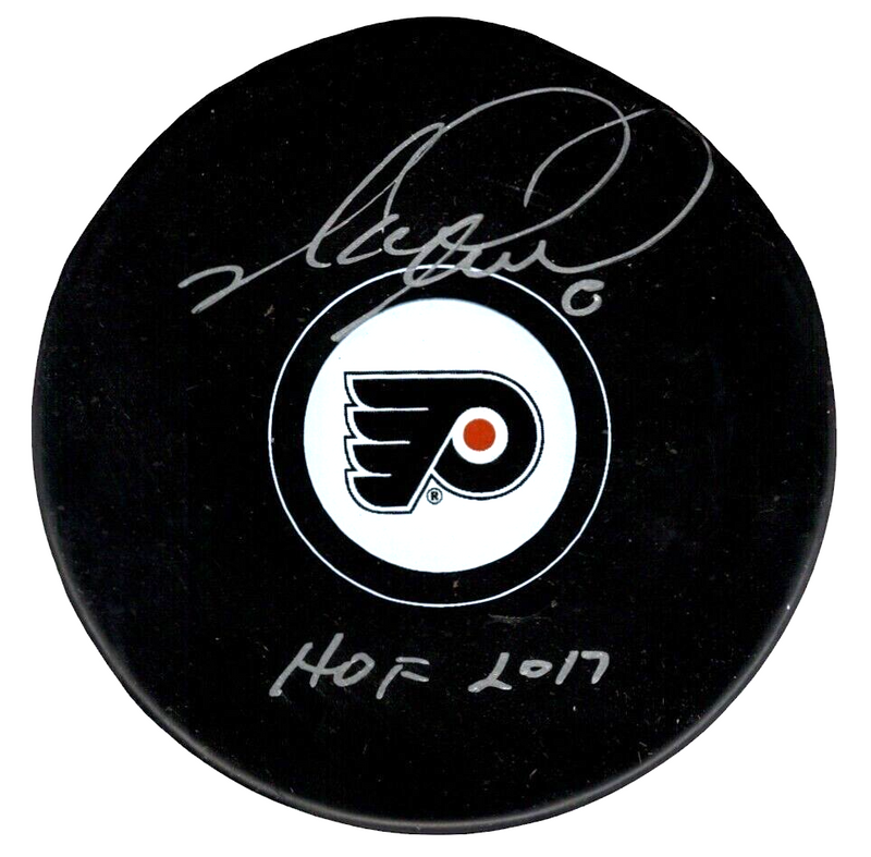 Mark Recchi Signed Philadelphia Flyers Puck w/ HOF 2017 JSA COA