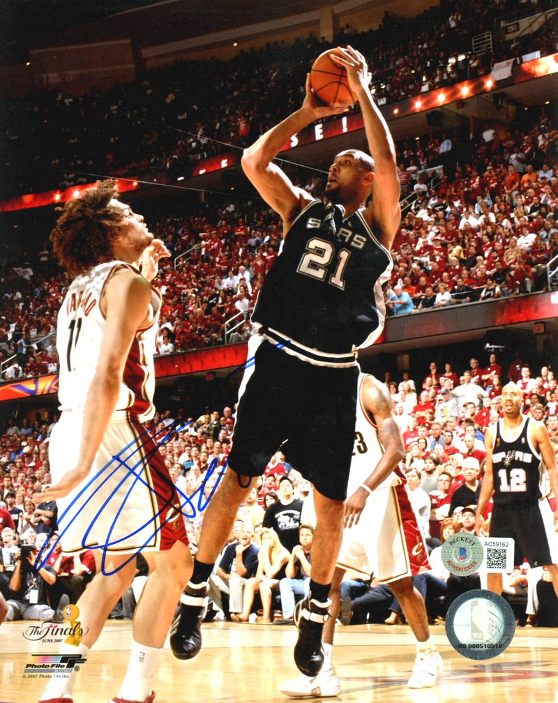 Tim Duncan Signed San Antonio Spurs 2007 NBA Finals PF 8x10 Photo Beckett LOA