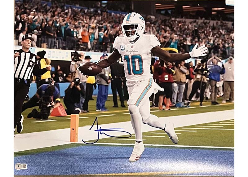 Tyreek Hill Signed Miami Dolphins 16x20 Photo (Beckett)