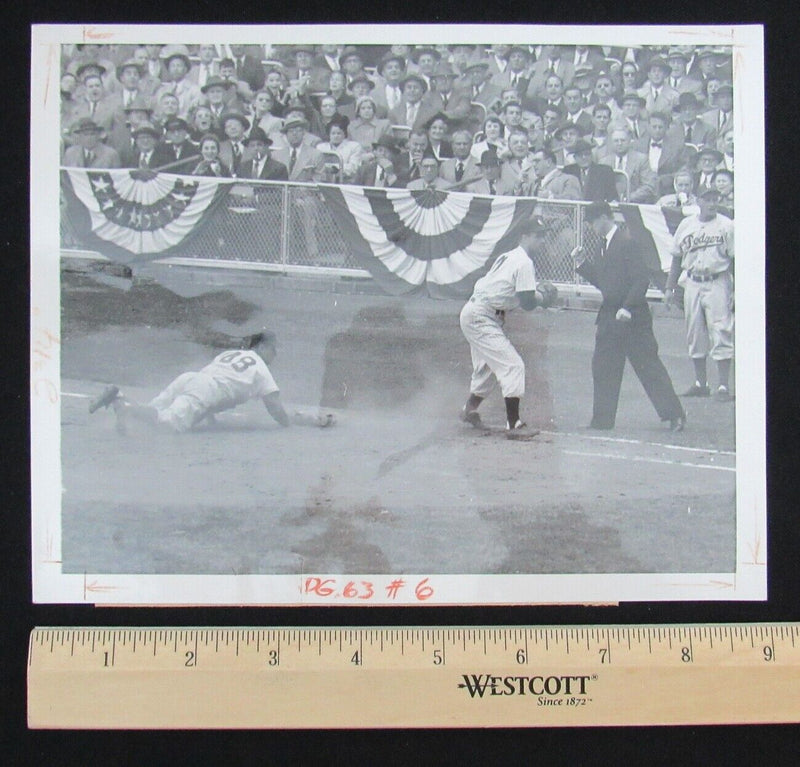 Andy Pafko/Joe Collins 1952 World Series 7x9 B/W Wire/Press Photo 150829