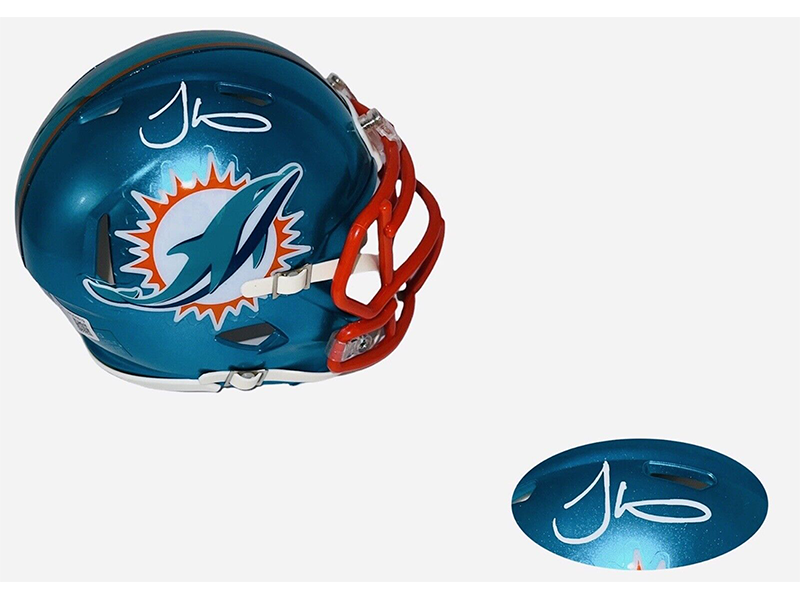 Tyreek Hill Autographed Miami Dolphins Flash Mini Football Helmet (Beckett)